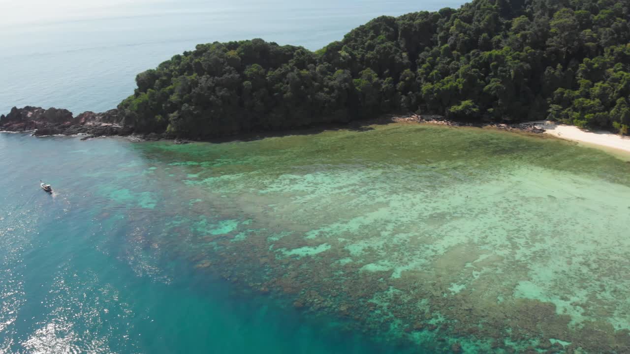 태국 안다만 해에 있는 아름다운 열대 섬의 공중 팬 샷 - 코 크라단