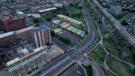 Filas-De-Canchas-De-Tenis-En-El-Barrio-De-Cherry-Creek-Junto-A-North-Drive,-Antena