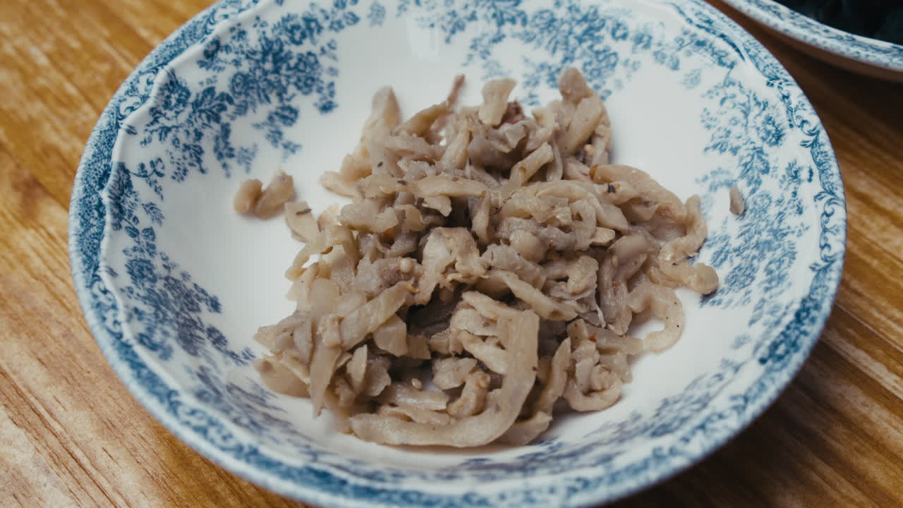 ingrediente de pizza en un plato sobre una mesa de madera