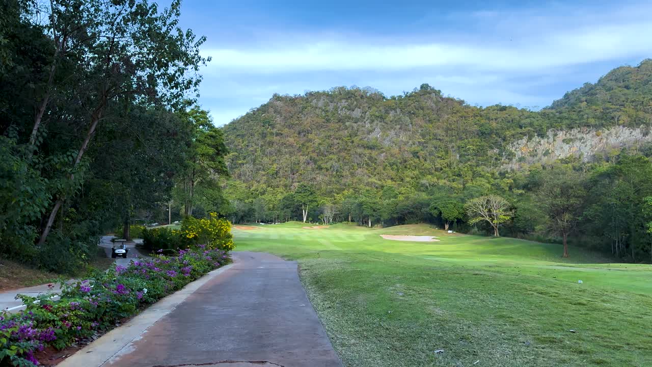 골프 카트는 울창한 산악 지형을 여행합니다.