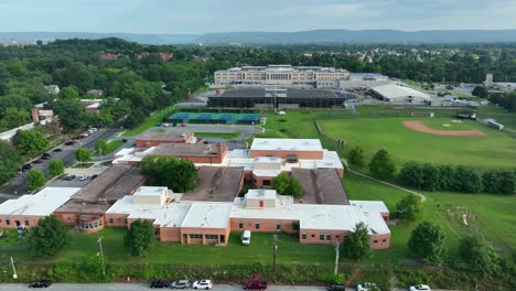 toma aérea del campus de la escuela grande