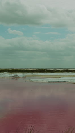 hermosa playa y mar del caribe, méxico en formato vertical