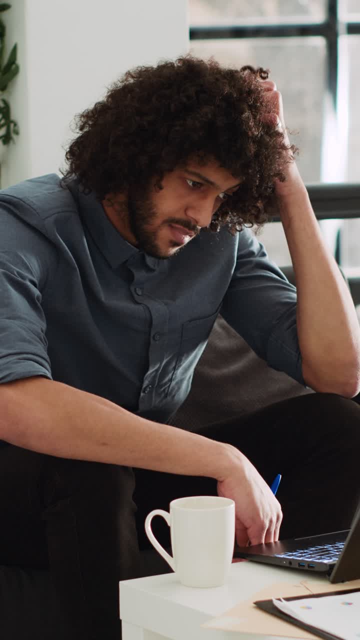 Addetto ai video verticali che pensa a un progetto di startup