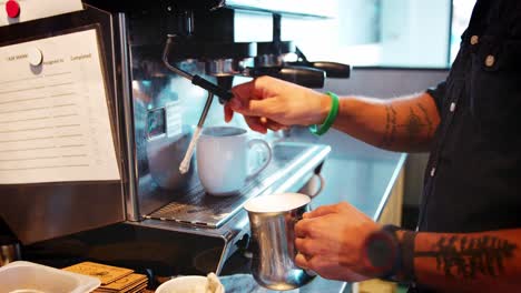 cerca del barista espumando leche caliente para agregar al café