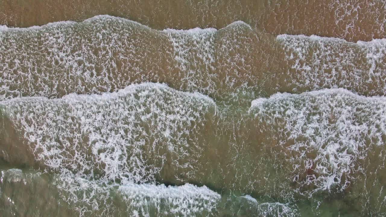 Filmato aereo 4K con drone di spiaggia e onde a El Roc de Sant Gaietà, una località panoramica