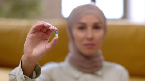 mujer con una píldora