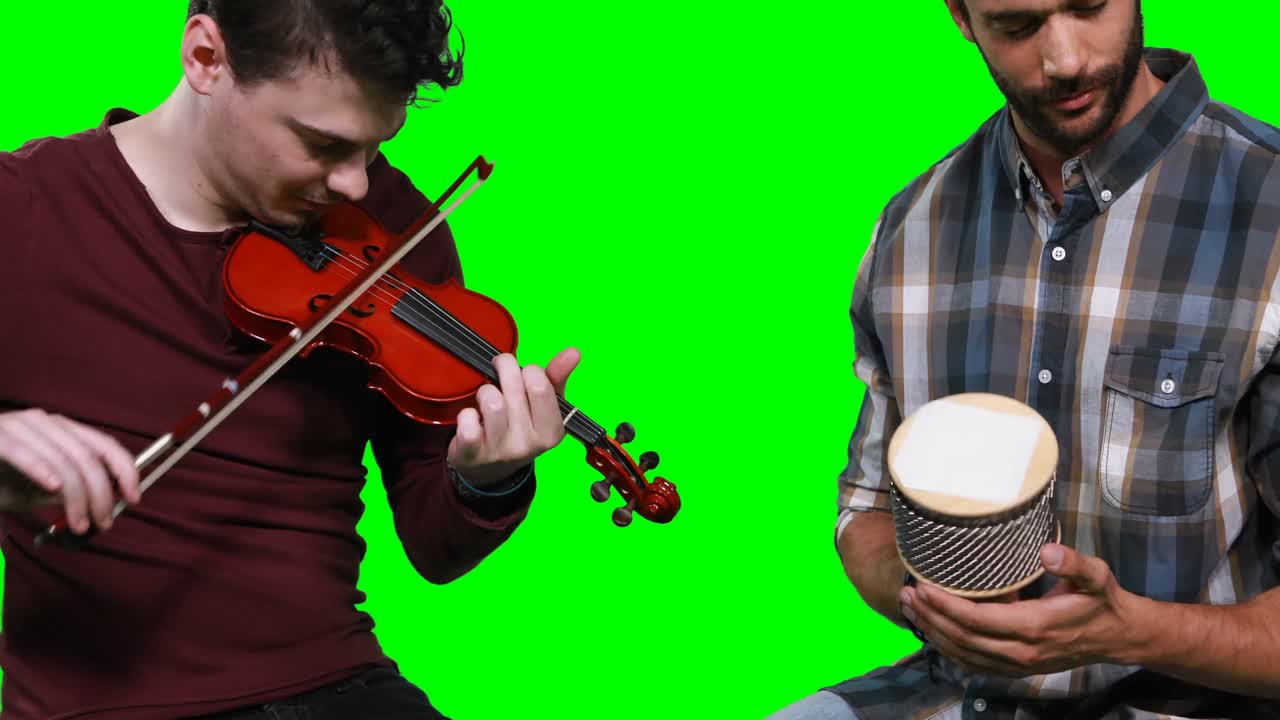 Musicisti uomini che suonano violino e cabasa