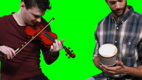 Männliche-Musiker-Spielen-Geige-Und-Cabasa