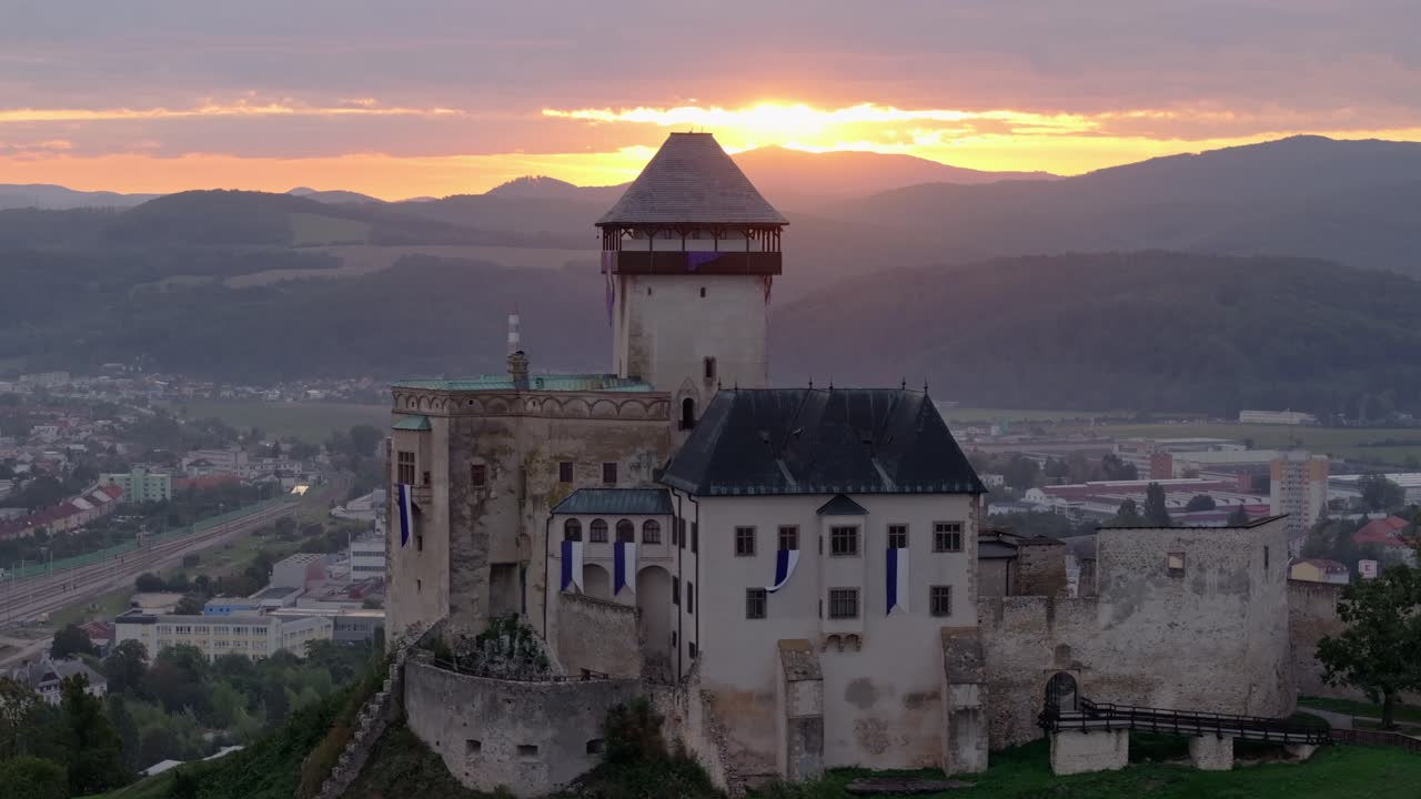 Filmato dal drone del Castello di Trencin con un'alba suggestiva sulla Slovacchia