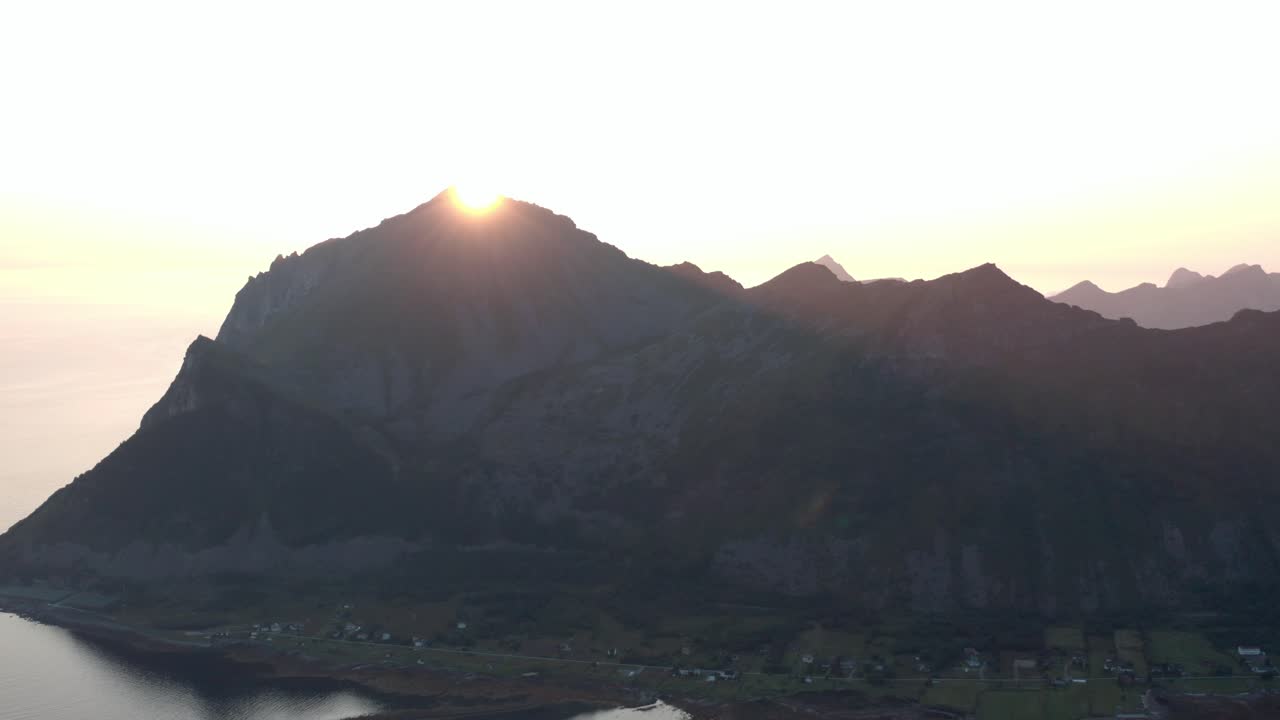 노르웨이 의 스트리틴덴 에서 해 가 지는 때 백라이트 된 산 정상 - 파닝