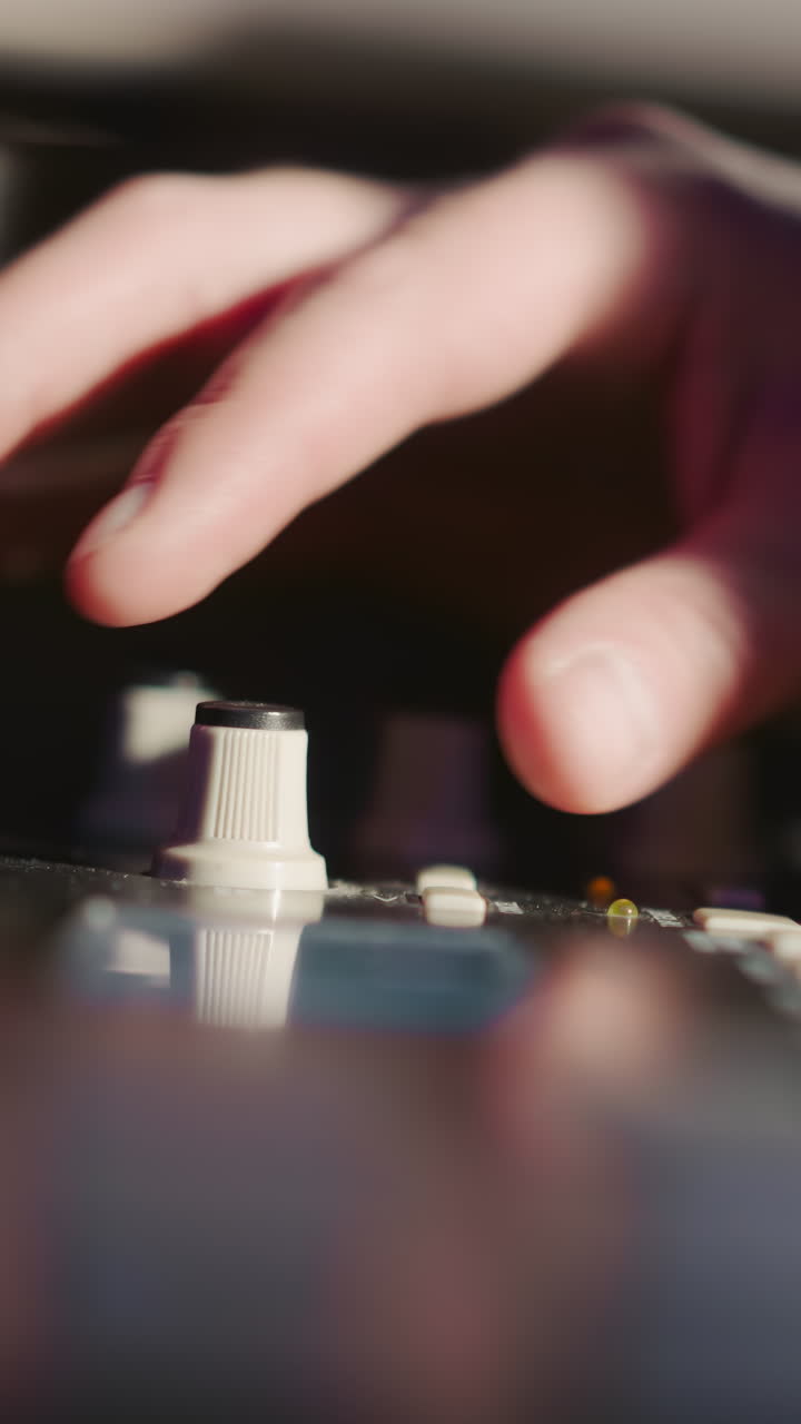 el maestro configura la consola en el piano electrónico. el instructor configura el equipo musical para el estudiante durante la lección. el mentor controla el sonido del sintetizador