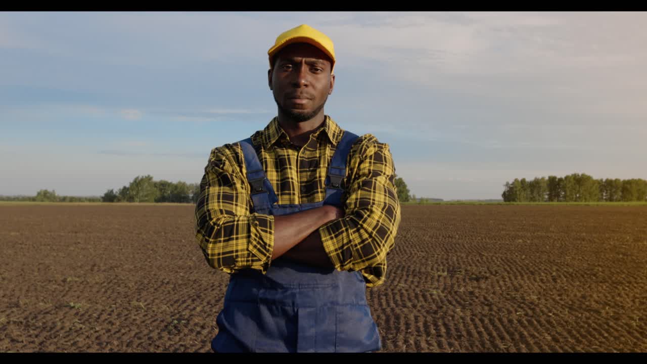 un granjero en un campo