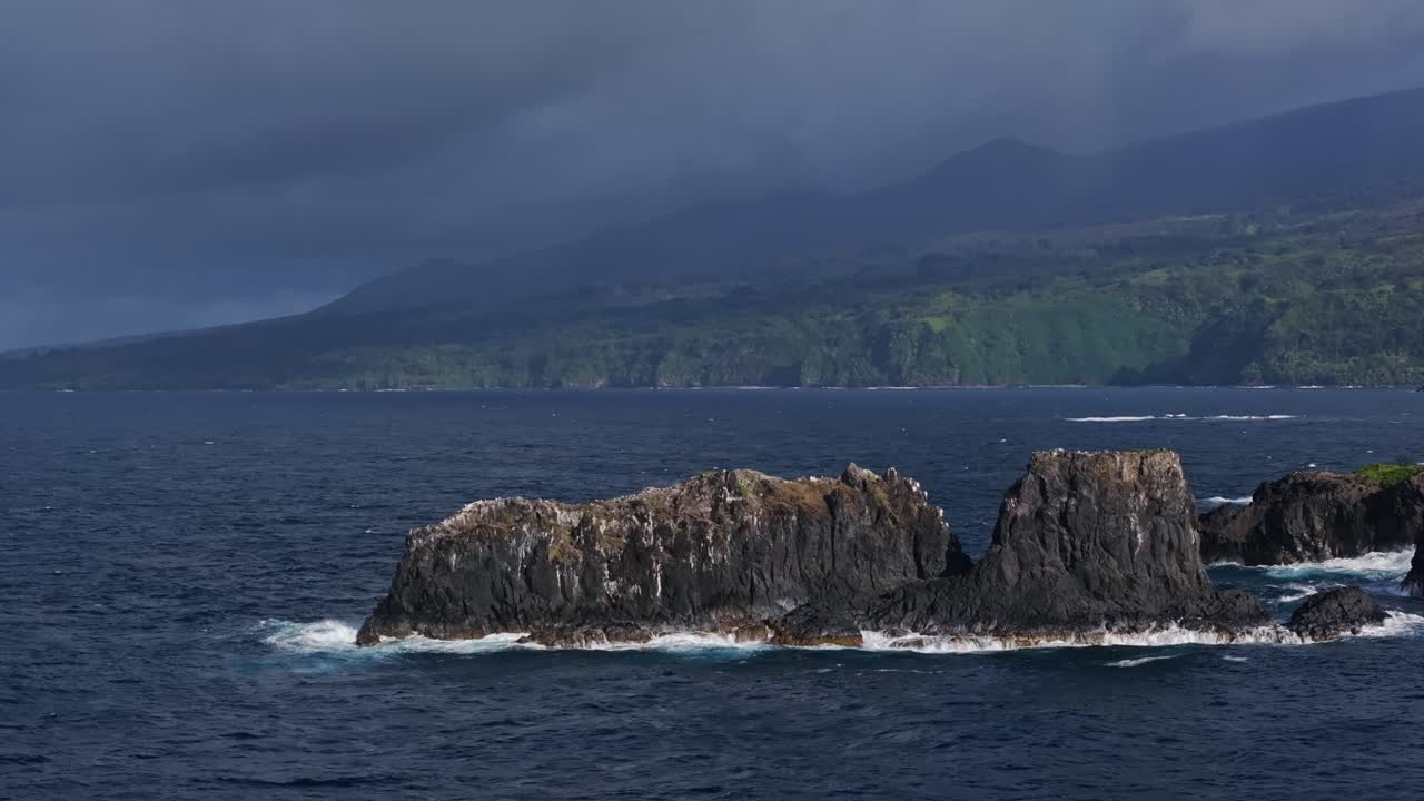 volando sobre altas agujas de roca de basalto erosionadas frente a la costa de maui costa norte desde el camino a hana, hawai
