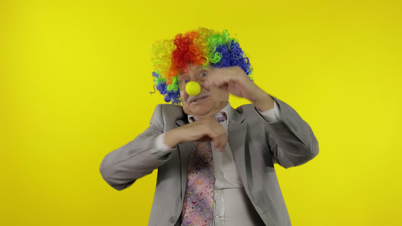 anciano viejo payaso hombre de negocios freelancer bailar, celebrar la victoria, entretiene