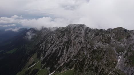 Nebelige-Wolken-Umhüllen-Die-Schroffen-Gipfel-Des-Piatra-Craiului-Gebirges,-Luftaufnahme