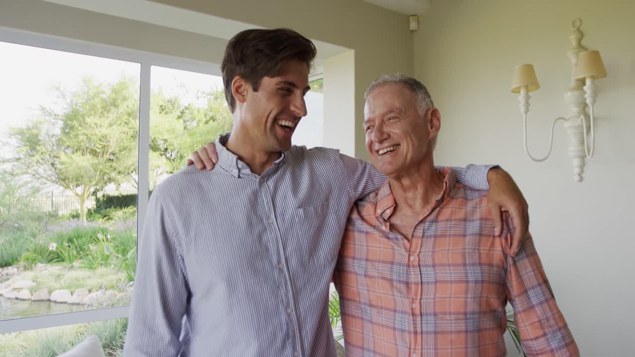 Padre e hijo caucásicos sonriendo a la cámara