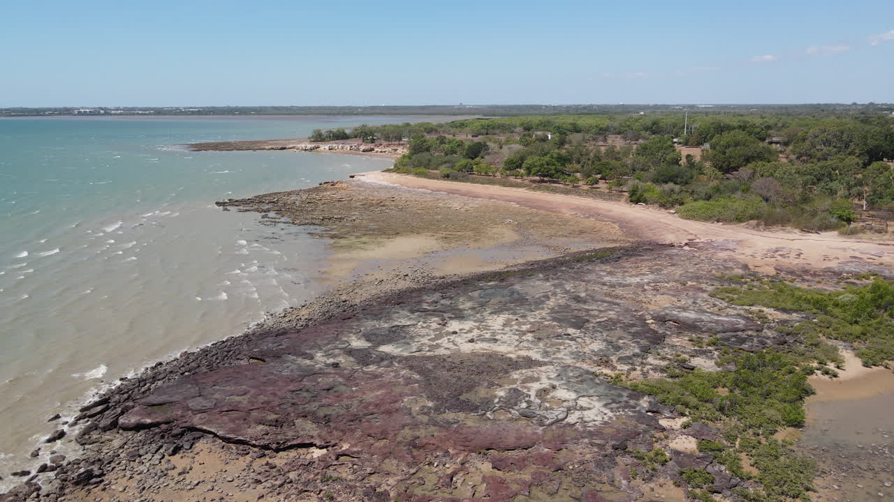 toma aérea de drones de la playa rocosa en la reserva de east point en darwin, territorio del norte