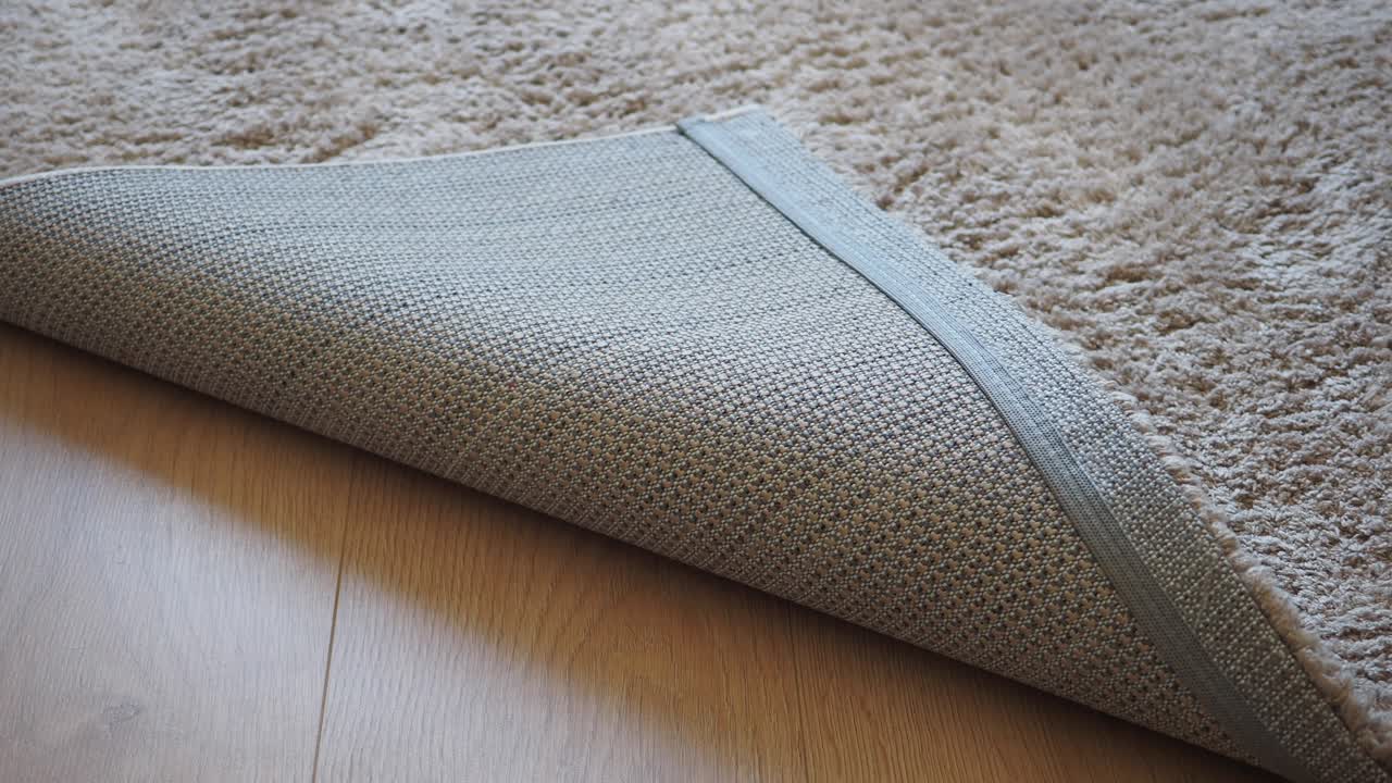 alfombra beige en el suelo de madera