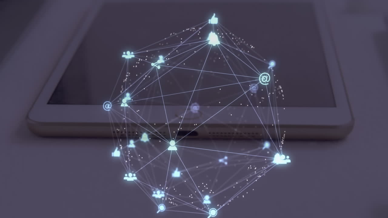 animación de globo de iconos digitales girando en primer plano de la computadora portátil, el diario y la tableta en una mesa