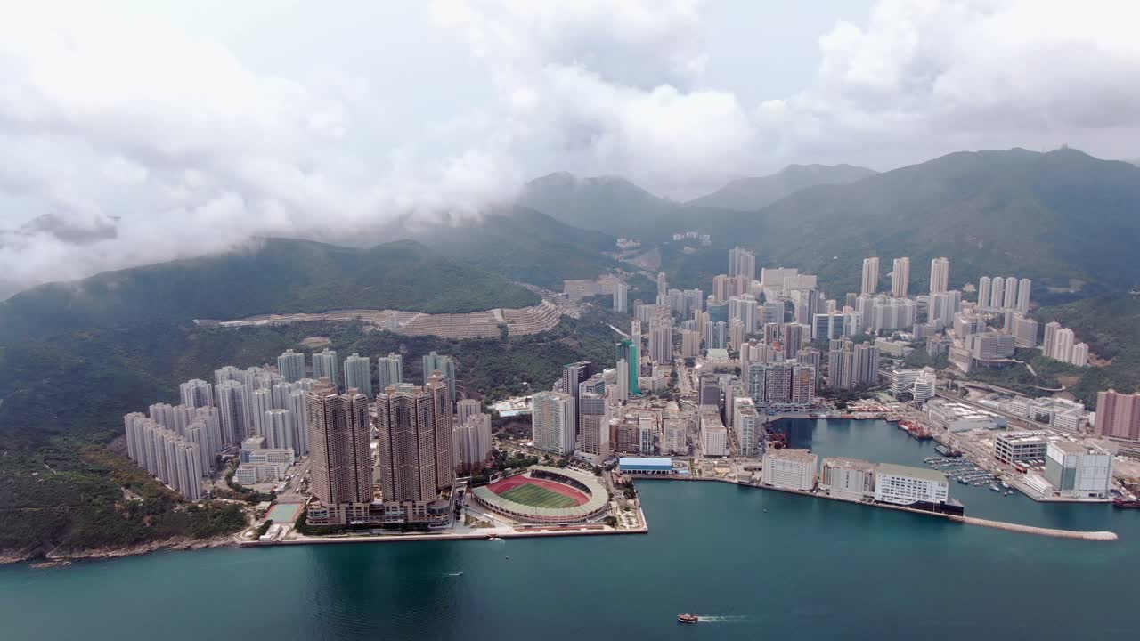 bahía de hong kong y rascacielos residenciales frente al mar, vista aérea