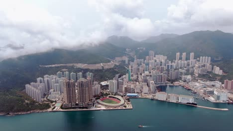 bahía de hong kong y rascacielos residenciales frente al mar, vista aérea
