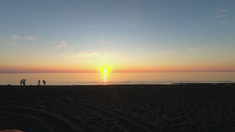 timelapse de una playa soleada con gente jugando y trabajando en el agua