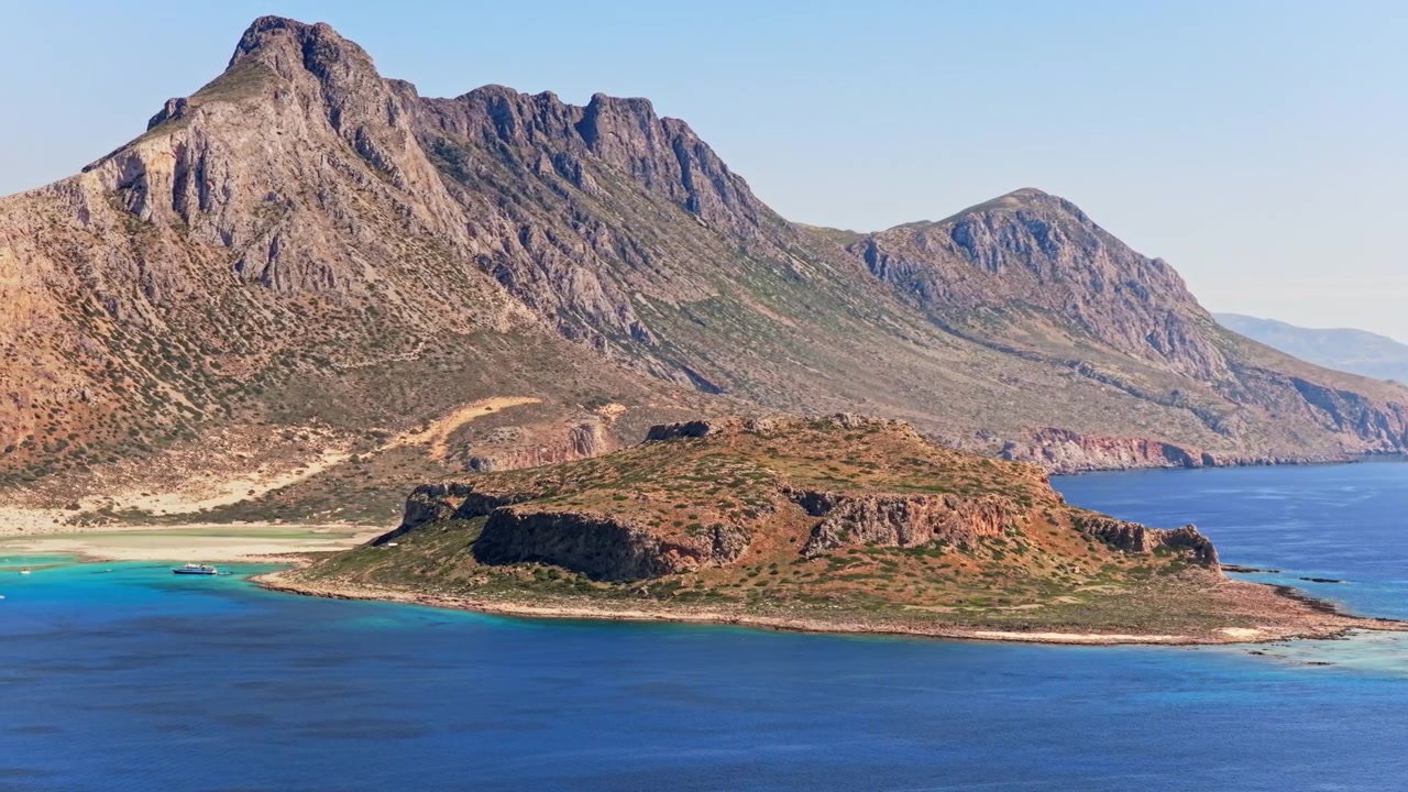 Balos tombolosunun üzerindeki engebeli Gramvousa yarımadası ve Tigani Burnu'nun havadan drone görünümü, Balos, Yunanistan