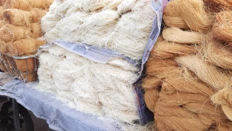 una tienda que vende seviyan seviyah durante el ramadán en la india - seviyan blanco y marrón