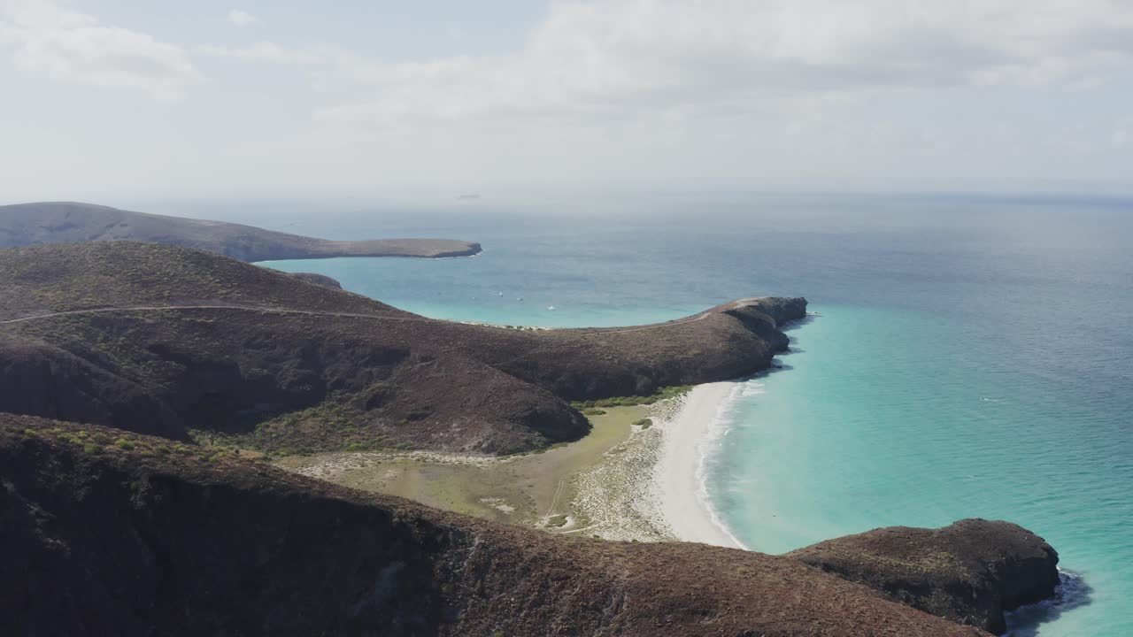 무인 항공기가 playa escondida, baja, mexico를 뒤로 당깁니다.