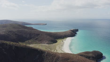 drone puxa para trás sobre playa escondida, baja, méxico