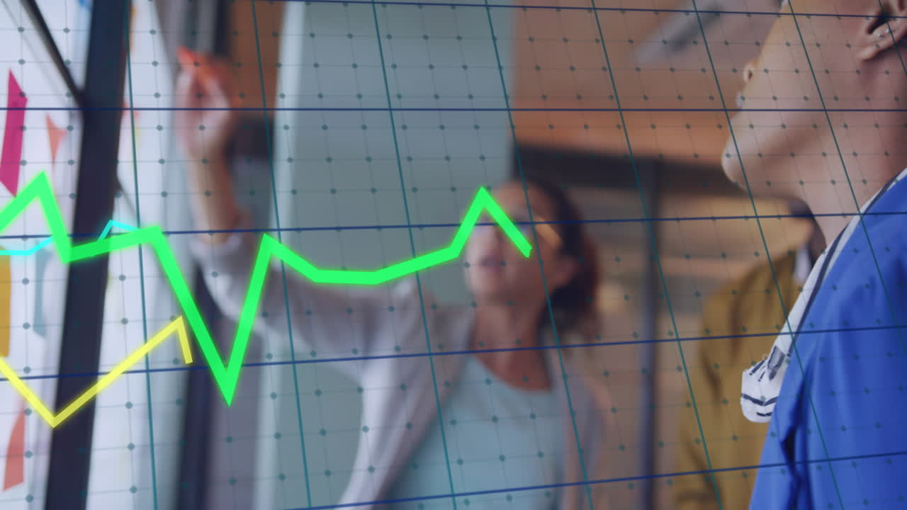 animación del procesamiento de datos sobre diversas personas de negocios en la oficina