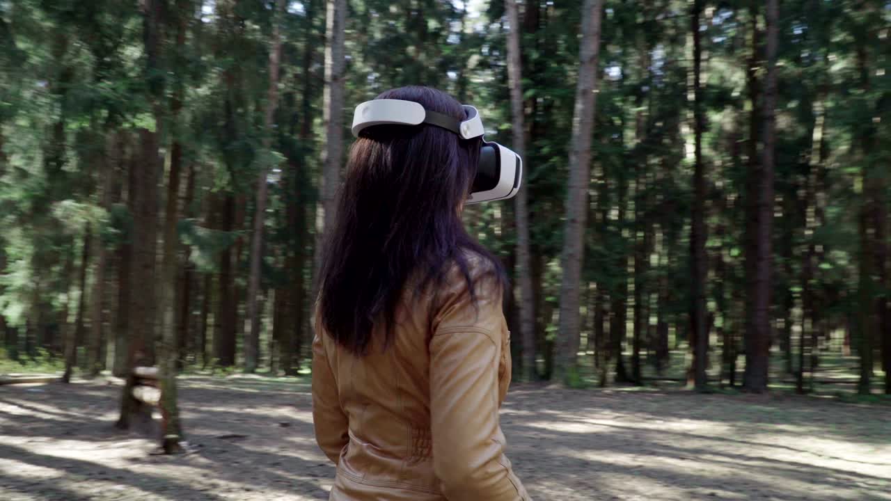 mujer en auriculares vr de pie en el bosque