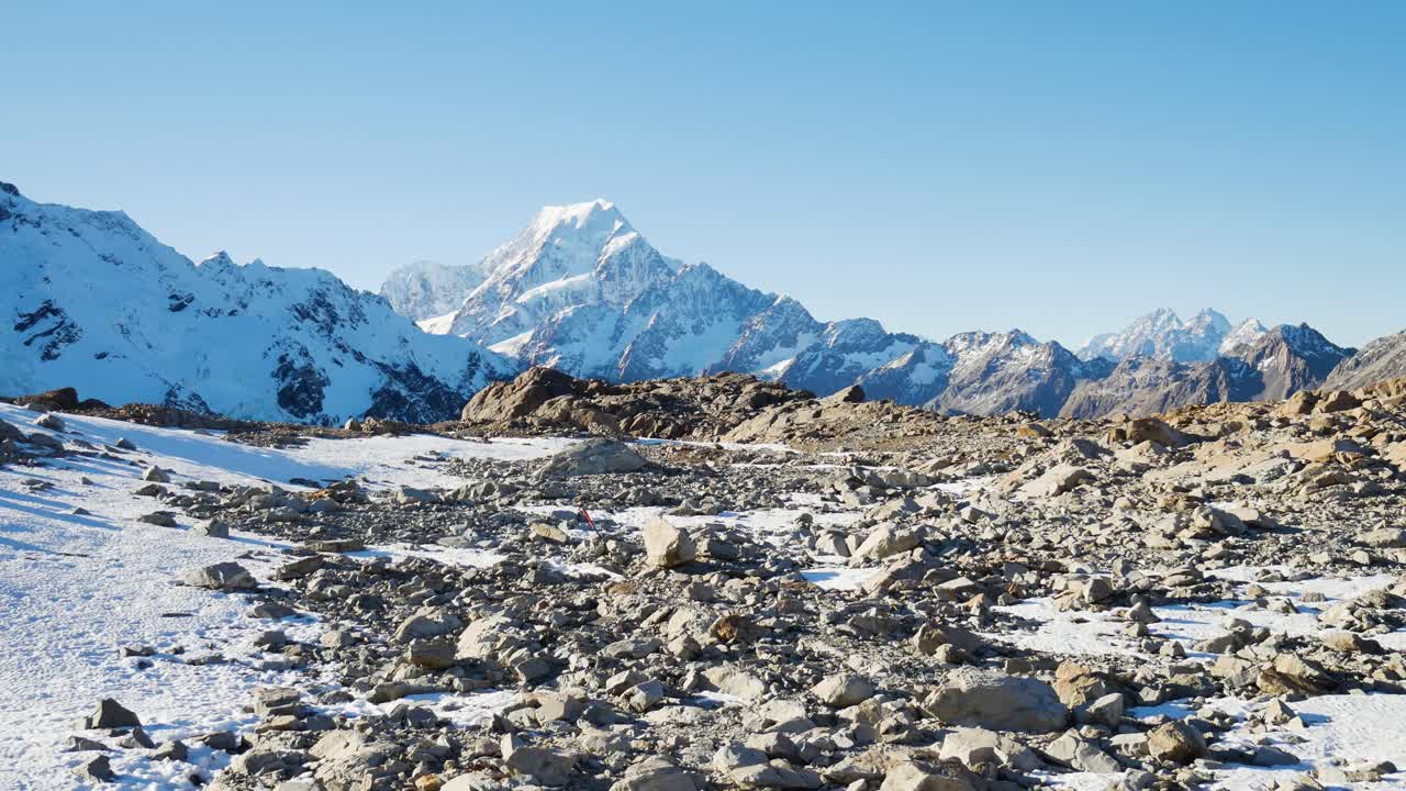 화창한 날에는 눈 덮인 봉우리 조명의 파노라마 산맥과 겨울에는 푸른 하늘