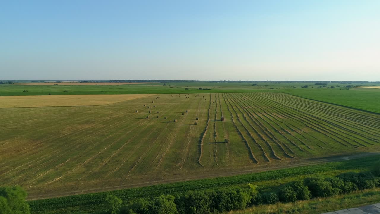 воздушный вид балы сена на сельскохозяйственном поле летом при заходе солнца, стог сена