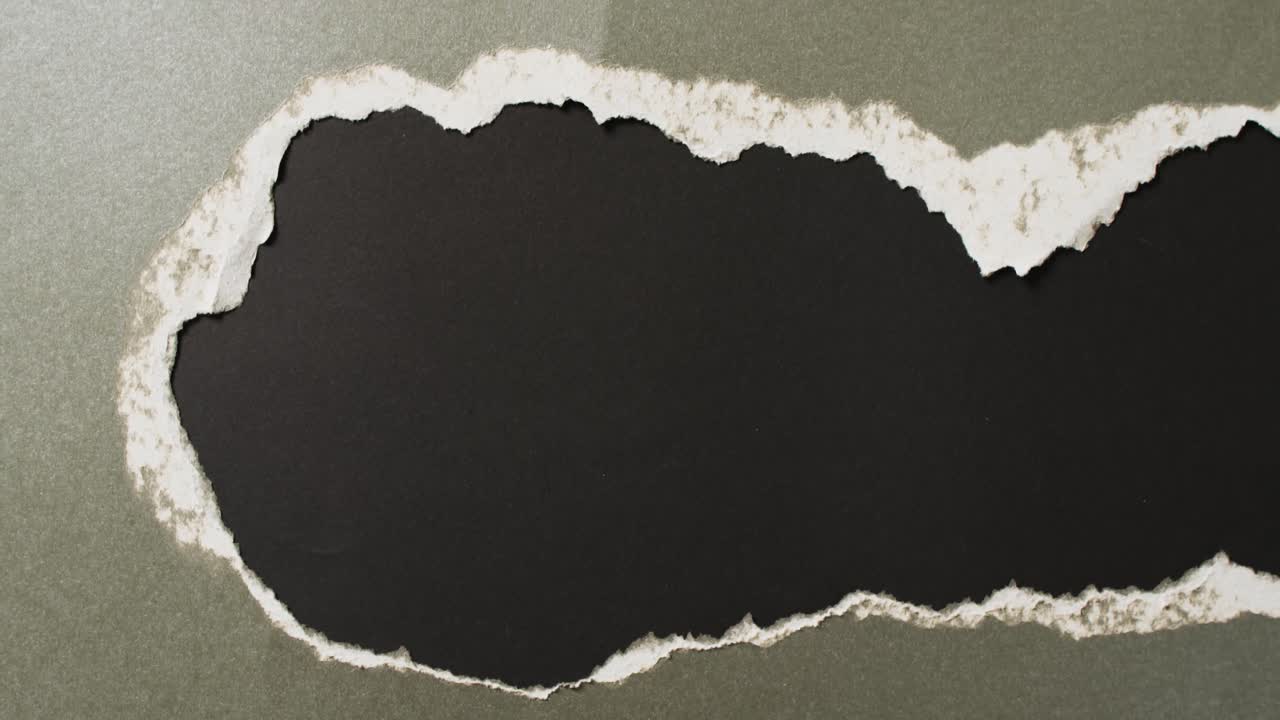 검은 바탕에  ⁇ 어진 녹색 종이 조각의 클로즈업 비디오