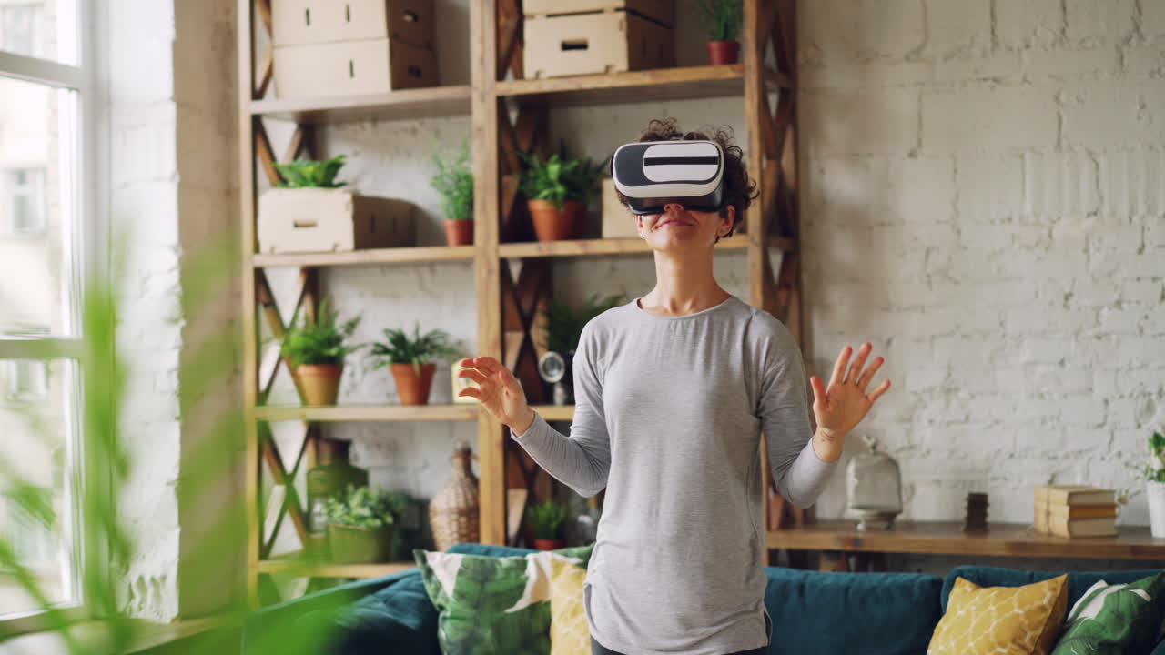 Donna che sperimenta la realtà virtuale a casa