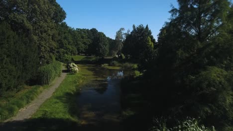 Tiro-Dinámico-Del-Pozo-De-Agua-En-Un-Parque-De-La-Ciudad