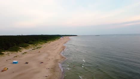 toma aérea de la playa nublada, día nublado