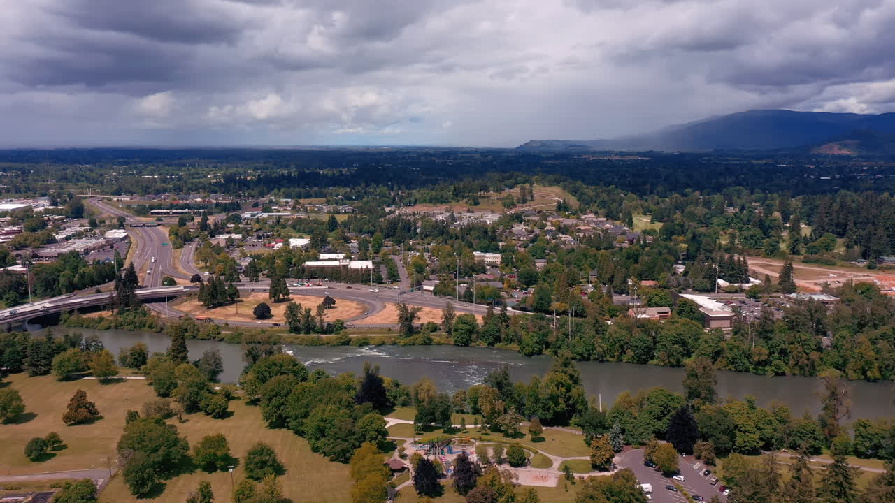 vista aérea del río willamette y la autopista i-105 en eugene, oregon - disparo de drones