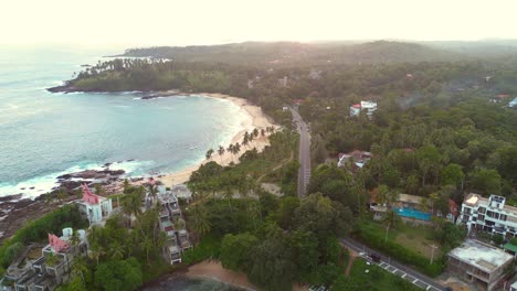 vista aérea de una playa paradisíaca en sri lanka