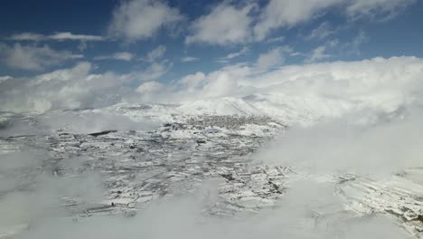 vista aérea de drones del monte hermon cubierto de nieve y la ciudad drusa majdal shams, israel