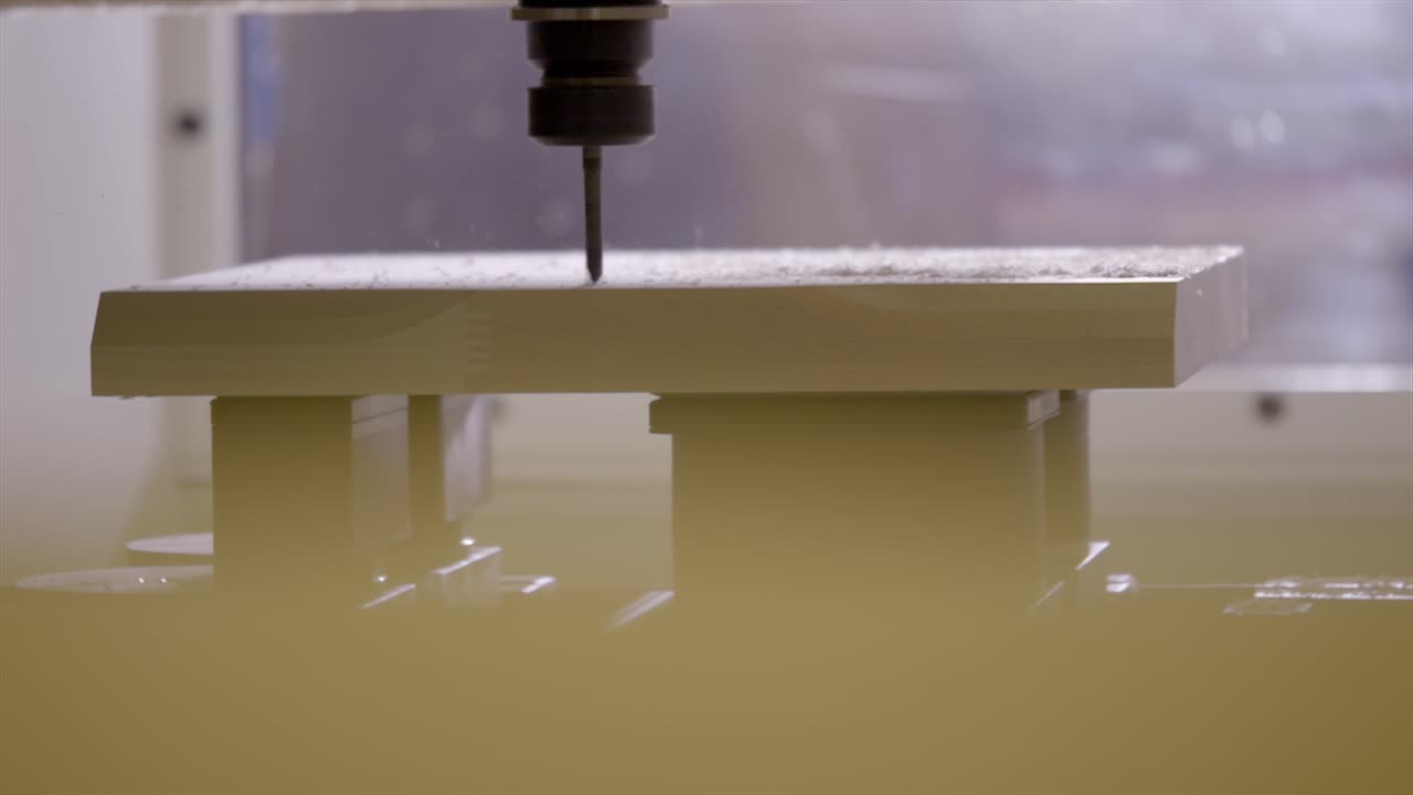 목공의 벤치 드릴은 목공의 목공 프로젝트를 가까이에서 회전합니다.