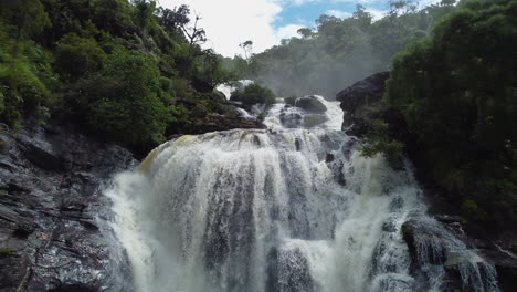 Bajo-Paso-Elevado-De-La-Espectacular-Cascada-De-Colnett-Cerca-De-Hienghene,-Nueva-Caledonia