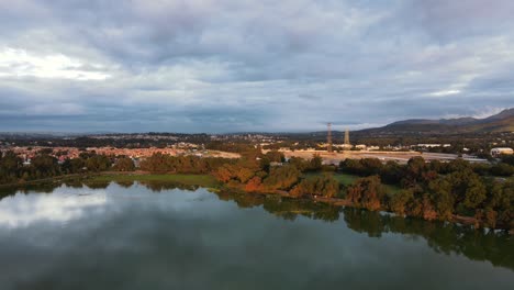 Caminar-Hasta-La-Orilla-Del-Lago-Por-La-Mañana