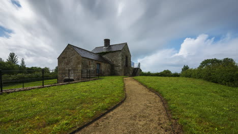 Lapso-De-Tiempo-De-Un-Edificio-Histórico-De-Horno-De-Cal-Durante-El-Día-Con-Nubes-Pasajeras-En-El-Paisaje-Rural-De-Irlanda