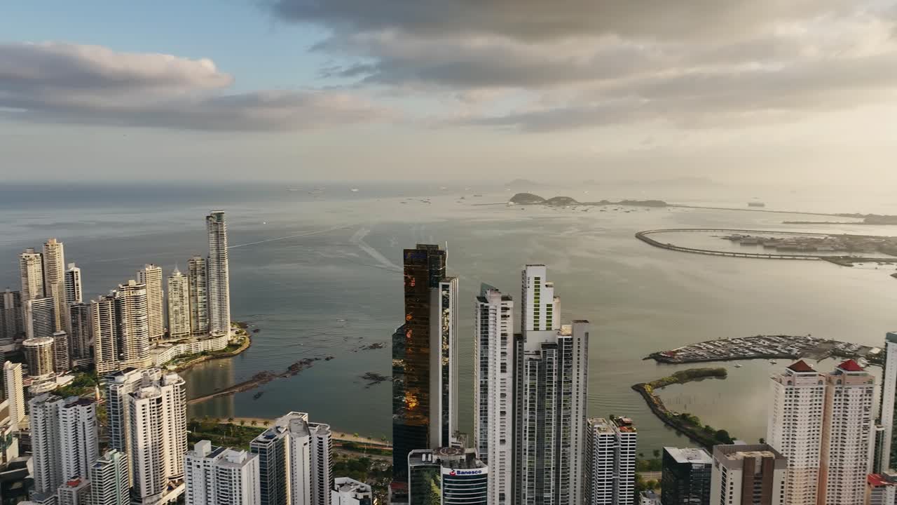 Vista aerea della zona costiera di Panama City che mostra l'Amador Causeway, Cinta Costera 3 e Ancon Hill durante un tramonto