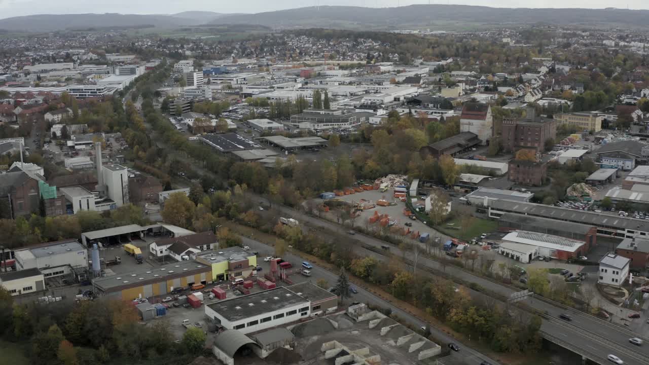 toma aérea de drones de edificios industriales en kassel en alemania, hessen, europa