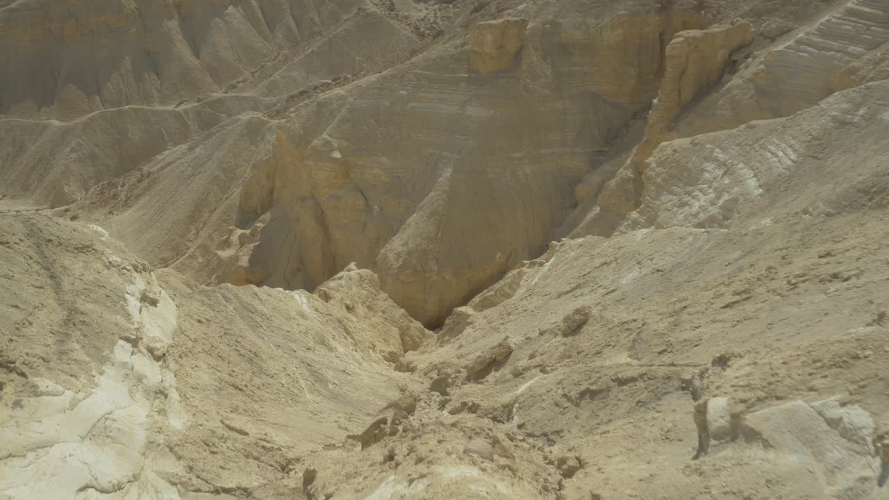 volando sobre el acantilado del desierto amarillo en el cañón de negev