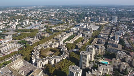 Volando-Alrededor-De-La-Vista-Aérea-Del-Barrio-Antígona-De-Montpellier.-Edificio-De-Forma-Clave