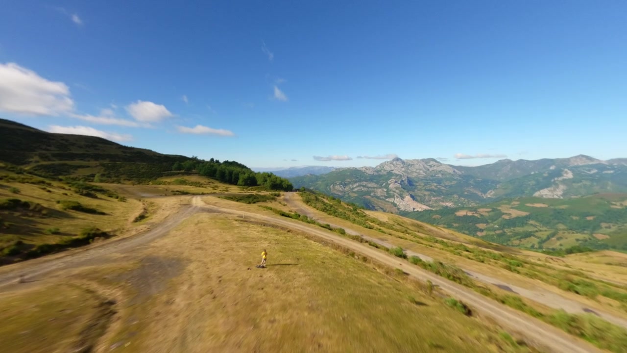 Riprese aeree con drone FPV del paesaggio montano di Coto Bello e della bellezza naturale di Aller, Asturie